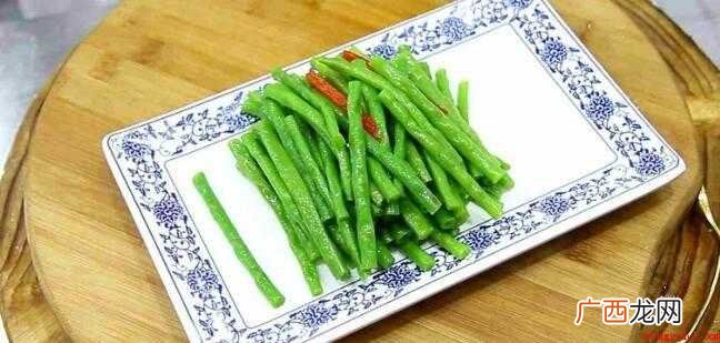 豆子切成7厘米左右的长段,再切一点红椒丝配色 豆角怎么做不变色还绿