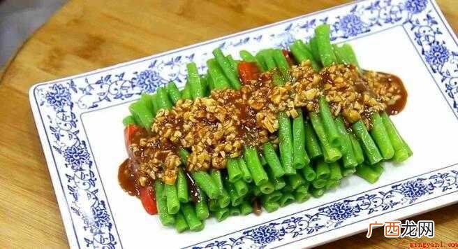 豆子切成7厘米左右的长段,再切一点红椒丝配色 豆角怎么做不变色还绿