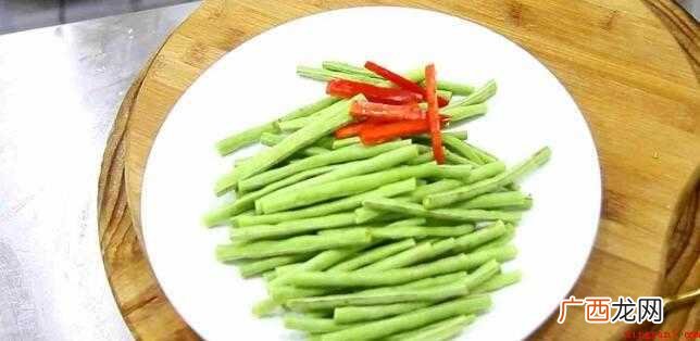 豆子切成7厘米左右的长段,再切一点红椒丝配色 豆角怎么做不变色还绿