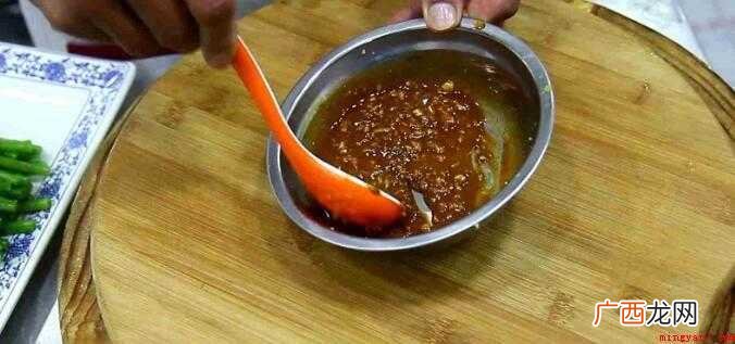 豆子切成7厘米左右的长段,再切一点红椒丝配色 豆角怎么做不变色还绿