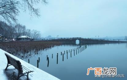 西湖的白堤的得名与哪位诗人有关,西湖的白堤与苏堤与唐朝哪两位诗人有关？
