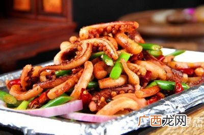 鱿鱼炒什么好吃,鱿鱼炒什么菜好吃的？