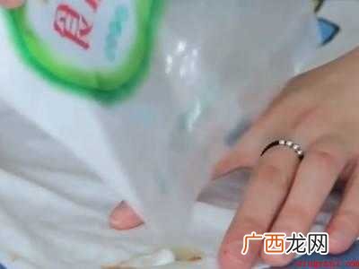 油怎么洗掉衣服上