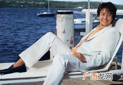 喜欢白色和浅蓝色的人性格特点,人喜欢黑色蓝色绿色是什么心理？