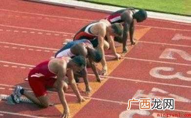 蹲踞式起跑的动作要领有哪些