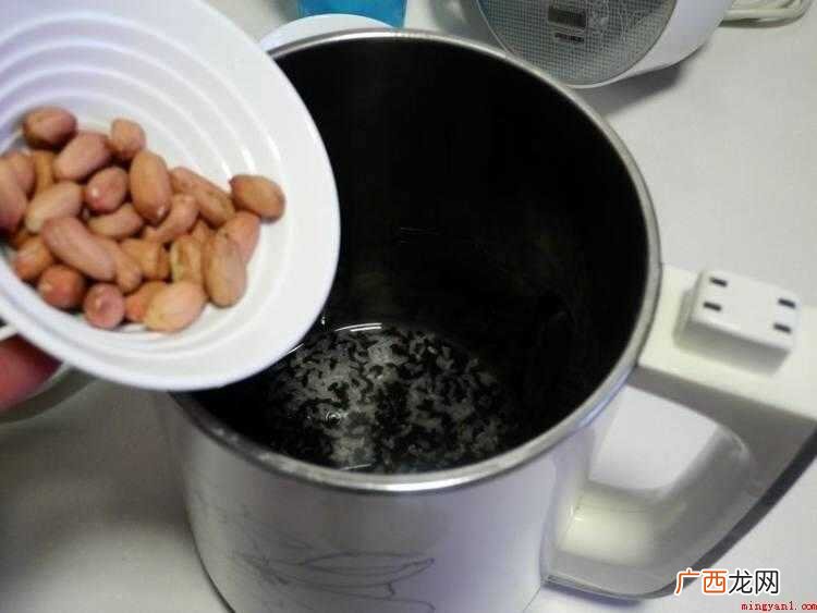 食物提前准备:大米和黑米放进豆浆机中泡浸20分钟 芝麻怎么做好吃又简单