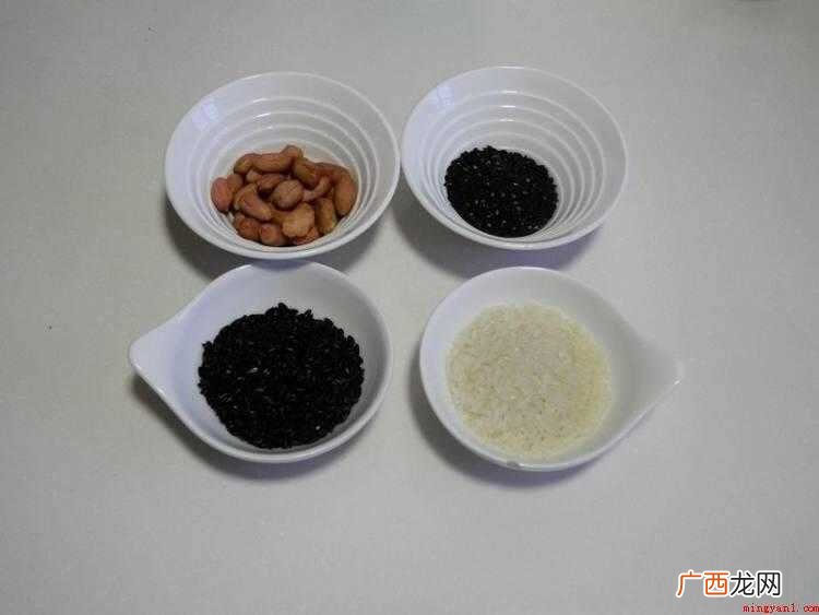 食物提前准备:大米和黑米放进豆浆机中泡浸20分钟 芝麻怎么做好吃又简单