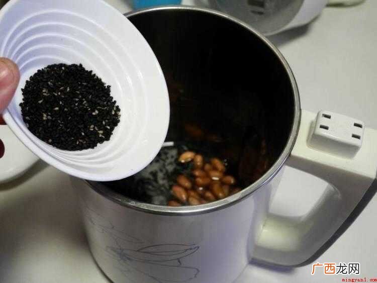 食物提前准备:大米和黑米放进豆浆机中泡浸20分钟 芝麻怎么做好吃又简单