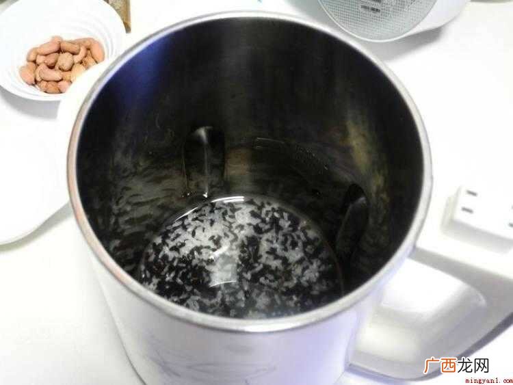 食物提前准备:大米和黑米放进豆浆机中泡浸20分钟 芝麻怎么做好吃又简单