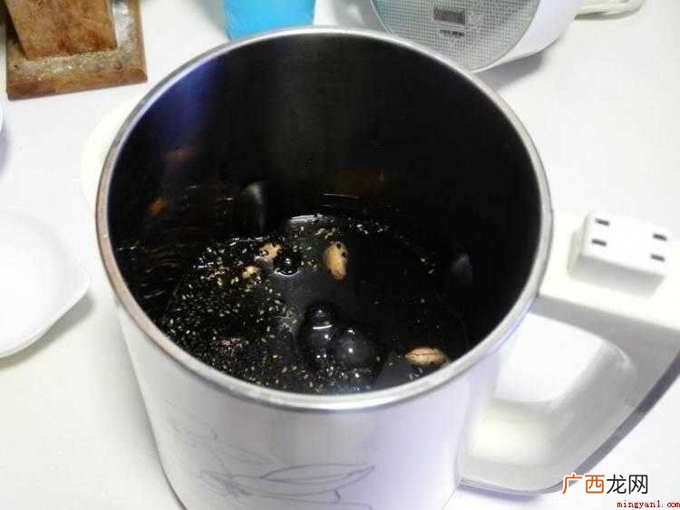 食物提前准备:大米和黑米放进豆浆机中泡浸20分钟 芝麻怎么做好吃又简单