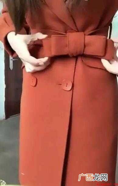腰带系法:蝴蝶结包裹在腰上Z形状折叠腰带的长段 腰带的系法