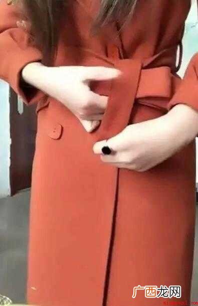 腰带系法:蝴蝶结包裹在腰上Z形状折叠腰带的长段 腰带的系法