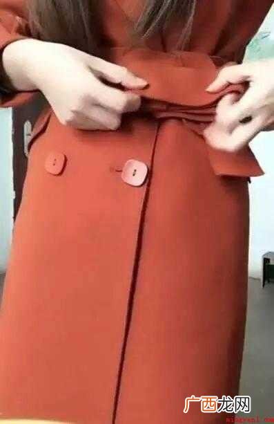 腰带系法:蝴蝶结包裹在腰上Z形状折叠腰带的长段 腰带的系法
