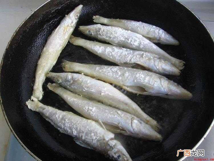 从冰箱里取出沙丁鱼解冻 沙丁鱼怎么做好吃