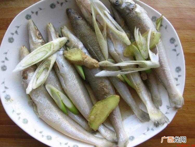 从冰箱里取出沙丁鱼解冻 沙丁鱼怎么做好吃