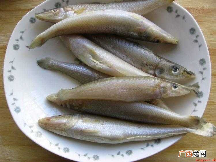 从冰箱里取出沙丁鱼解冻 沙丁鱼怎么做好吃