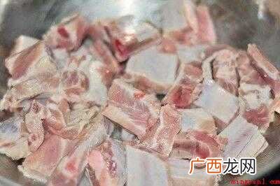 排骨切块后,用清水浸泡出血水,多冲洗几次 红烧排骨怎么做好吃