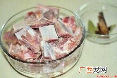 排骨切块后,用清水浸泡出血水,多冲洗几次 红烧排骨怎么做好吃