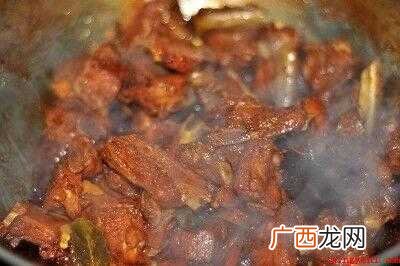 排骨切块后,用清水浸泡出血水,多冲洗几次 红烧排骨怎么做好吃