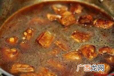 排骨切块后,用清水浸泡出血水,多冲洗几次 红烧排骨怎么做好吃