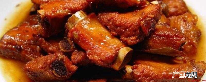 排骨切块后,用清水浸泡出血水,多冲洗几次 红烧排骨怎么做好吃