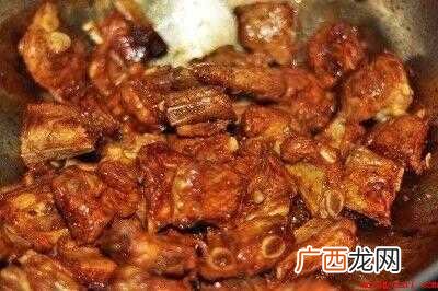 排骨切块后,用清水浸泡出血水,多冲洗几次 红烧排骨怎么做好吃