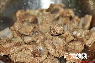 排骨切块后,用清水浸泡出血水,多冲洗几次 红烧排骨怎么做好吃