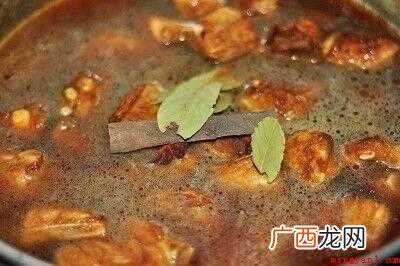排骨切块后,用清水浸泡出血水,多冲洗几次 红烧排骨怎么做好吃