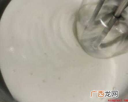 牛奶300克、吉利丁片 用纯牛奶自制淡奶油