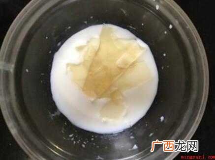 牛奶300克、吉利丁片 用纯牛奶自制淡奶油