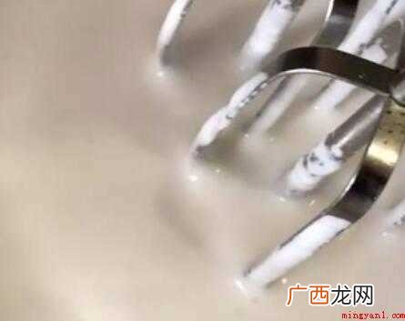 牛奶300克、吉利丁片 用纯牛奶自制淡奶油