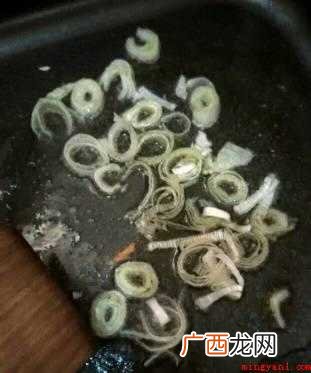剩菜2碗,胡萝卜丝30~50克,100克卷心菜,适量大葱 剩饭怎么做好吃又简单