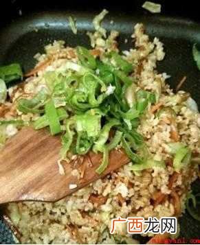 剩菜2碗,胡萝卜丝30~50克,100克卷心菜,适量大葱 剩饭怎么做好吃又简单