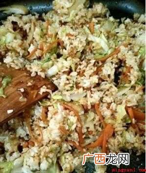 剩菜2碗,胡萝卜丝30~50克,100克卷心菜,适量大葱 剩饭怎么做好吃又简单
