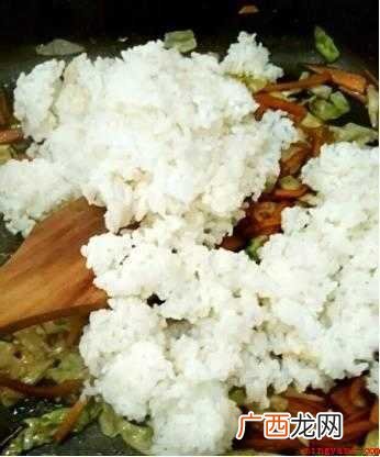 剩菜2碗,胡萝卜丝30~50克,100克卷心菜,适量大葱 剩饭怎么做好吃又简单
