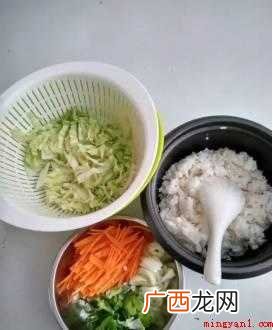 剩菜2碗,胡萝卜丝30~50克,100克卷心菜,适量大葱 剩饭怎么做好吃又简单