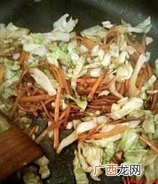 剩菜2碗,胡萝卜丝30~50克,100克卷心菜,适量大葱 剩饭怎么做好吃又简单
