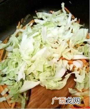 剩菜2碗,胡萝卜丝30~50克,100克卷心菜,适量大葱 剩饭怎么做好吃又简单