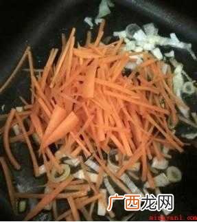 剩菜2碗,胡萝卜丝30~50克,100克卷心菜,适量大葱 剩饭怎么做好吃又简单
