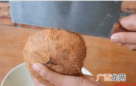椰子打开方法:把椰子放在手掌上,放一个盆或一个大碗 椰子怎么打开