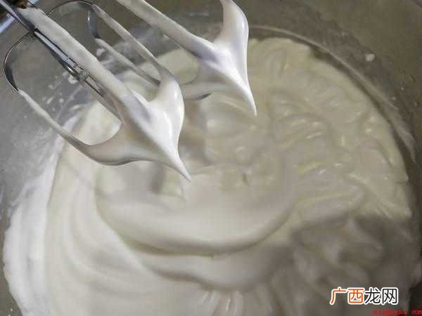 黑巧克力85克淡奶油200克、白糖15克,吉利丁片 慕斯蛋糕是怎么做的