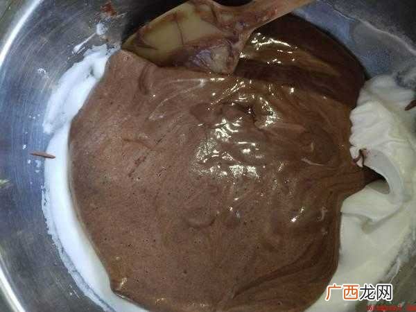 黑巧克力85克淡奶油200克、白糖15克,吉利丁片 慕斯蛋糕是怎么做的