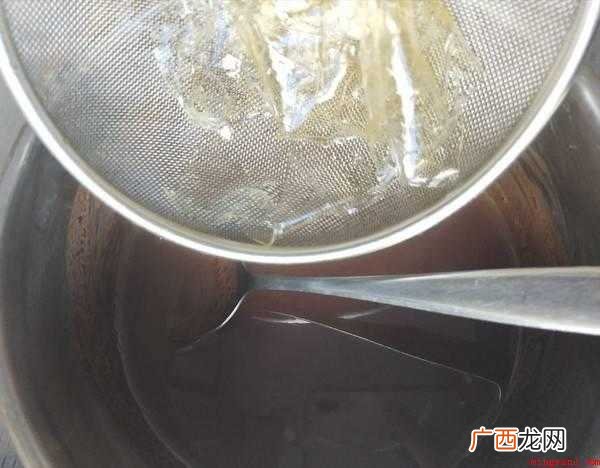黑巧克力85克淡奶油200克、白糖15克,吉利丁片 慕斯蛋糕是怎么做的