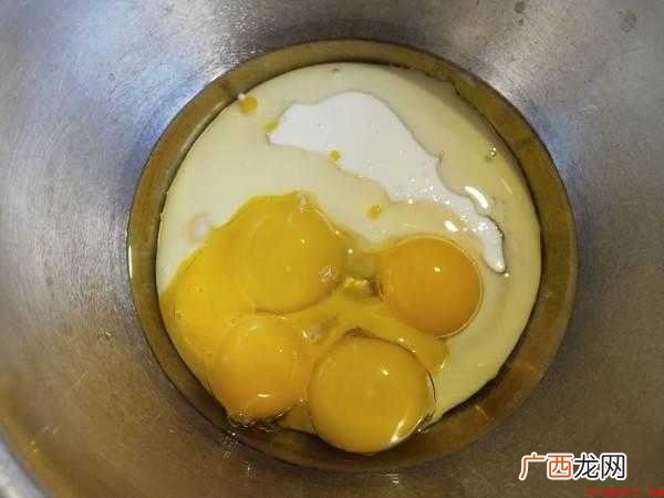 黑巧克力85克淡奶油200克、白糖15克,吉利丁片 慕斯蛋糕是怎么做的