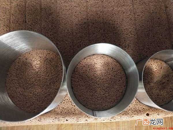 黑巧克力85克淡奶油200克、白糖15克,吉利丁片 慕斯蛋糕是怎么做的