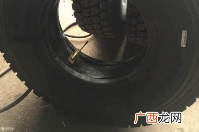 汽车的有内胎轮胎由哪几部分组成,汽车内胎是什么材质做的？