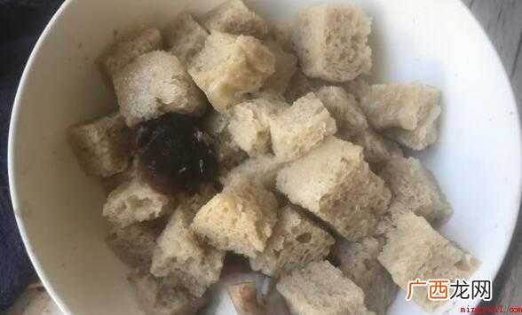 将烤麸放入沸水中,浸泡5分钟 烤麸怎么泡