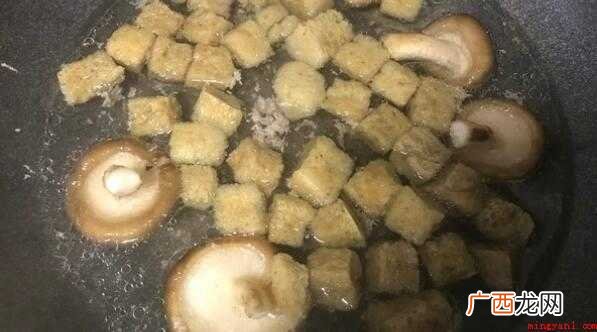 将烤麸放入沸水中,浸泡5分钟 烤麸怎么泡