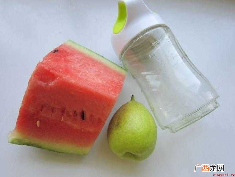 600克西瓜榨汁机,香梨洗净去皮切块,一键启动,松手即停 西瓜汁怎么做好喝