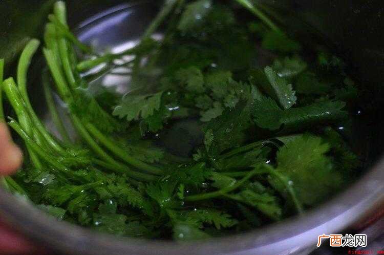 孜然粉白芝麻和香菜,大受欢迎香起锅 鸡心怎么炒才又嫩又好吃